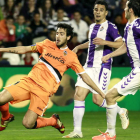 El centrocampista del Valencia Dani Parejo remata a puerta ante la defensa del Valladolid.