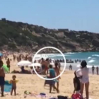 Bañistas sorprendidos por la llegada de una patera con una cincuentena de inmigrantes en la playa de los Alemanes en Cádiz