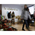 El mercado efímero de La Colmena de León, en la sede de La Colaborativa, en la calle Serranos 19 frente a la iglesia de Santa Marina.