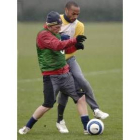 Larsson pugna con Henry por un balón en el entrenamiento previo