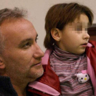 Fernando Blanco con Nadia, la niña afectada con una enfermedad rara. RTVE