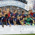 Los jugadores del Barcelona posan con el trofeo tras vencer también al Sevilla en el Camp Nou en la vuelta de la Supercopa. A. DALMAU