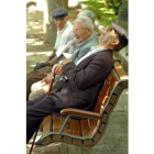 Un grupo de jubilados descansa en un parque de Madrid