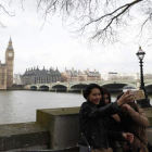 Turistas haciéndose un selfi frente al Parlamento de Westminster.