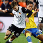 Vietto se exhibe con un gol desde el medio campo en disputa del balón con Mauricio Lemos.