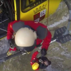 Los rescatadores izan al montañero al helicóptero. JCYL