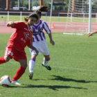 María se lleva el balón ante dos contrarias ayer.