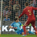 Piqué observa a Casillas en la falta que supuso el primer gol de Eslovaquia ante España, el 9 de octubre en Zilina.