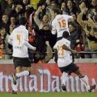 El jugador del Valencia, Mata, celebra el tercer gol de su equipo