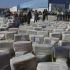 Alijo de 3,8 toneladas de cocaína embarcado en Colombia, interceptado por los GEO y expuesto por la policía en Cádiz.