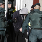 El detenido en Pamplona es trasladado por los agentes de la Guardia Civil.