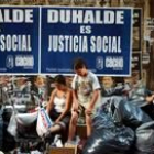 Algunos argentinos sobreviven buscando entre la basura bajo carteles electorales