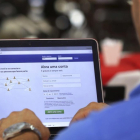 Un hombre entra en su página de Facebook en un restaurante en Brasilia, este miércoles. /