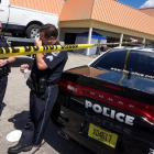 Agentes de policía permanecen frente a la discoteca Club Blu en Fort Myers, donde al menos dos personas resultaron muertas y otras 17 heridas tras un tiroteo durante una fiesta juvenil, en Florida, Estados Unidos.