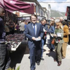 Alfonso Mañueco e Isabel Carrasco recorrieron el mercadillo de Cistierna.