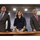 El ministro de  Economía, Luis de Guindos, la vicepresidenta del Gobierno, Soraya Sáenz de Santamaría y el de Hacienda, Cristóbal Montoro, al inicio de la rueda de prensa.