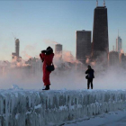 Dos fotógrafos toman imágenes de la tormenta sobre la ciudad de Chicago.