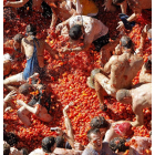 Lluvia de tomates sobre los participantes en la Tomatina.