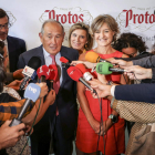 La ministra y Juan Vicente Herrera, entre los participantes, ayer, en la fiesta de Protos. EFE