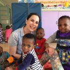 Sara de la Fuente con un grupo de niños y niñas de la casa de La Pouponnière, en Dakar, donde realiza su experiencia de voluntariado. DL