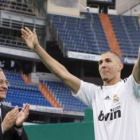 Karim Benzema, acompañado por el presidente blanco, Florentino Pérez, saluda a la afición durante su