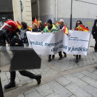 Miembros de la AVT durante la manifestación celebrada ayer en Mondragón.