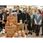 Acto de entrega de los alimentos a Cáritas.
