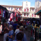 Imagen del mercado que cada jueves se instala en la plaza Mayor de Valencia de Don Juan. DL