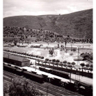 La estación de Renfe, con el monte Pajariel al fondo y el embrión del barrio de La Estación, a finales de los años cincuenta.