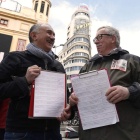 Álvarez y Toxo, con las firmas, ayer en Madrid. JUAN CARLOS HIDALGO