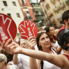 Unas mujeres muestran el símbolo de la campaña contra las agresiones sexistas en Sanfermines durante la manifestación ciudadana.