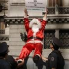 Un activista de Greenpeace disfrazado de Papá Noel protesta en la cumbre de Argentina