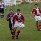Jesús controla el balón ante la atenta mirada de Raúl (a la derecha)