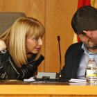 Gancedo conversa con Blanco y Gómez, en el Pleno en que anunció la reunión con Fomento. F. OTERO
