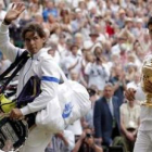 Novak Djokovic, derecha, sostiene su trofeo tras ganar al tenista español Rafael Nadal.