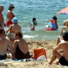 Dos niñas disfrutan del baño en la playa de Levante de Benidorm en los primeros días de vacaciones