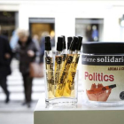 Los frascos del perfume solidario 'Politics' ya estan a la venta.