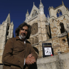 Miguel Castro Merino delante de la Catedral de León con el libro que presenta el día 13 en la biblioteca Padre Isla. FERNANDO OTERO
