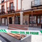 Técnicos de la Guardia Civil trabajan ante la vivienda de la mujer asesinada. SANTI OTERO
