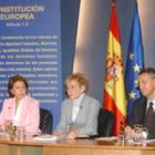 María Teresa Fernández de la Vega, Magdalena Álvarez y Jesús Caldera, durante la conferencia de ayer