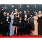 Foto de familia del elenco de 'Juego de Tronos', en la ceremonia de los Emmy.