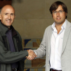 Castro Pinos recibió el reconocimiento de la Diputación a cargo del diputado Emilio Orejas.