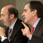 Rubalcaba y el ministro de Trabajo, Valeriano Gómez, tras el Consejo de Ministros.