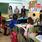 Escolares del Quevedo escuchan la explicación de Franco. CÉSAR