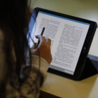 Una niña trabaja con una tablet