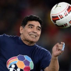 Diego Maradona, jugando con un balón.