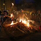 Los participantes en el Entroido quemaron el muñeco de paja en la plaza de Fernando Miranda. Antes hicieron sonar sus cencerros por la ciudad