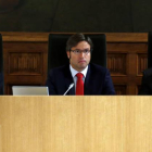 El presidente de la Diputación de León, Emilio Orejas, preside la sesión plenaria de carácter extraordinario.