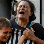 Familiares de uno de los detenidos fallecidos en el incendio de la comisaría de Carabobo