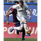 Benzema se reivindicó anotando dos de los cuatro goles del Real Madrid frente al Eibar. HERRERA